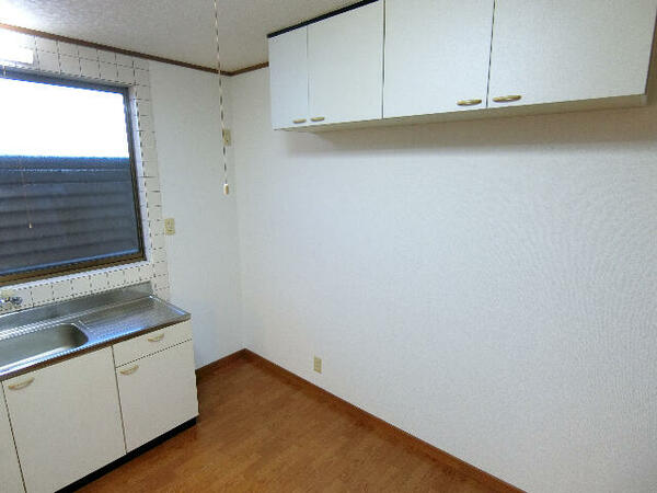 画像16:シンク横には冷蔵庫スペース、吊り棚がございます。