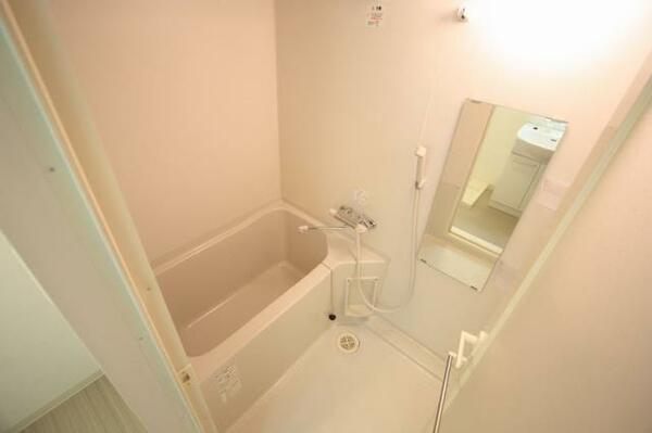 画像5:お風呂は棚や鏡もついてますよ。