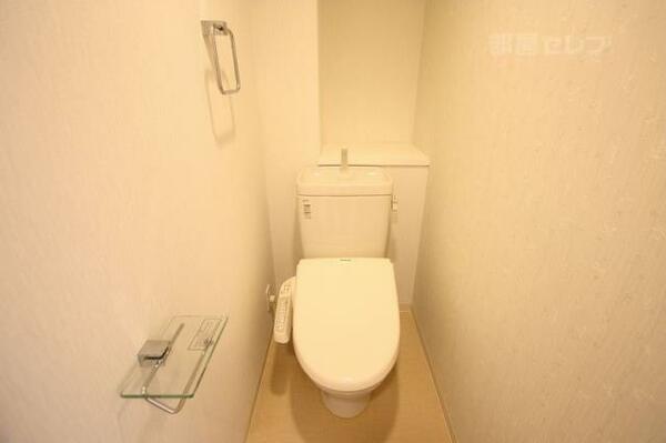 画像6:トイレもお洒落です。タオル掛けがあります。