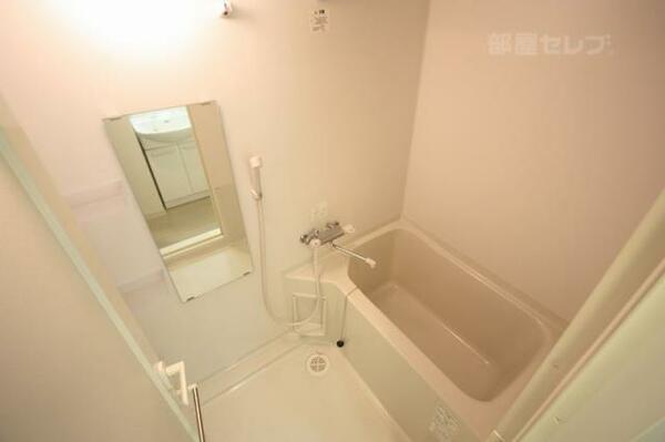 画像5:鏡や棚のついた浴室です。