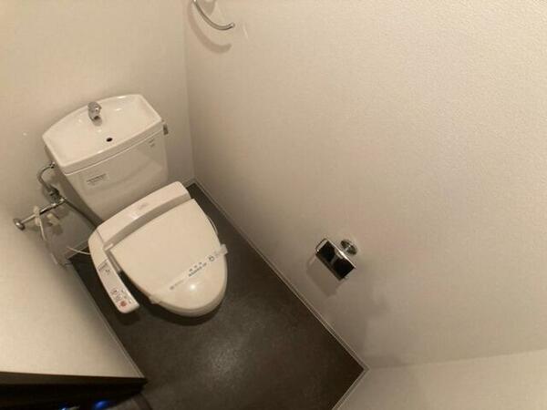 トイレ：ウォシュレット機能がついたトイレです。安心して使用できます。
