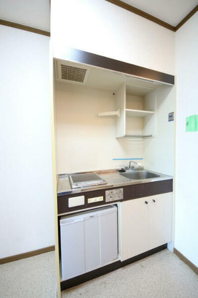 画像3:シンプルなキッチンは電気コンロなので、お手入れも楽ちん。