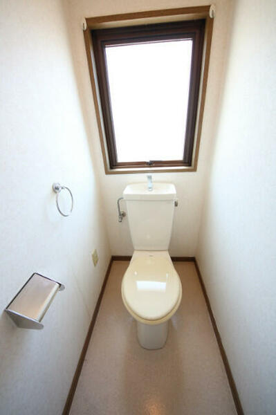 画像6:清潔感のある爽やかなトイレ。誰もがリラックスできる空間です。