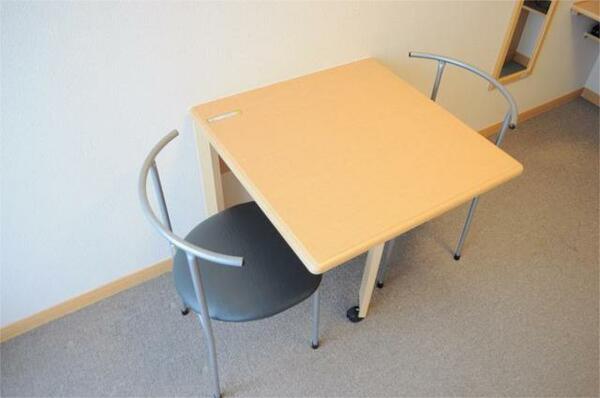 画像3:実際のテーブルは仕様が異なる場合がございます