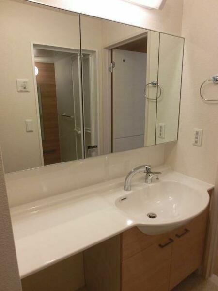 画像9:鏡の大きな洗面台