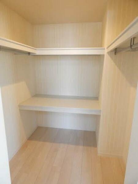 画像12:床から天井までたっぷり収納できます。棚やハンガーパイプもあるので効率良く衣類や荷物を収納できます。
