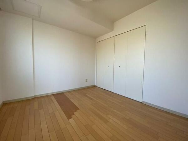 画像5:寝室はこちらです。光が差し込む、温かみのあるお部屋です。