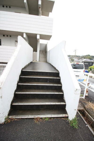画像14:駐車場より直結の階段(2階部分)