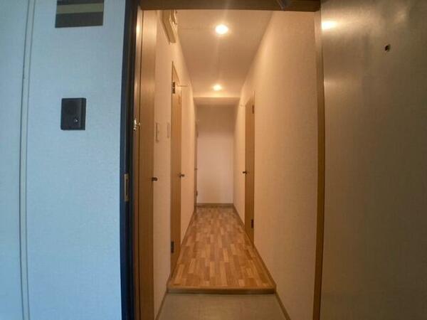 画像8:玄関です。壁と床の色合いがおしゃれですね～。