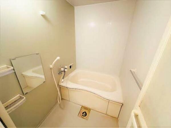 画像13:白色を基調とした清潔感のあるバスルームです♪