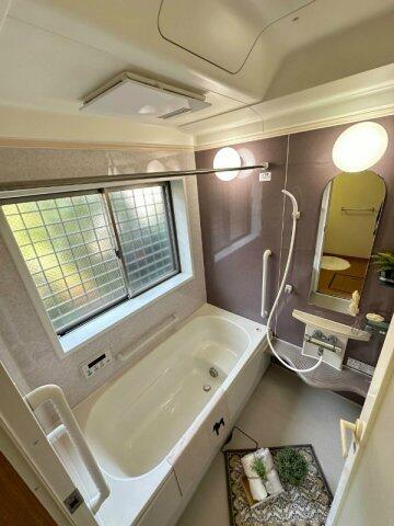 画像16:追い焚き機能・浴室暖房乾燥機付きバスルーム♪雨の日のお洗濯にも便利な物干しバー完備です！小窓があるの