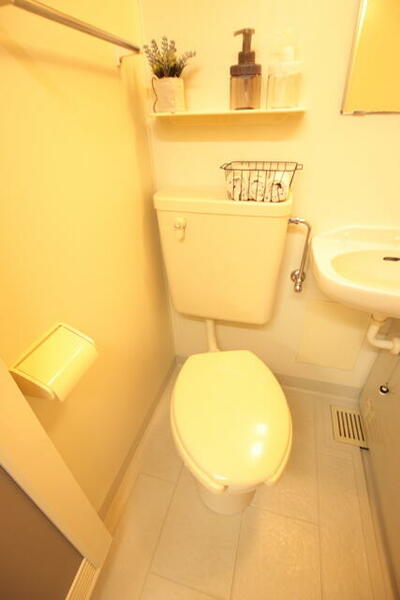 画像8:バスルーム内に便座がございます！