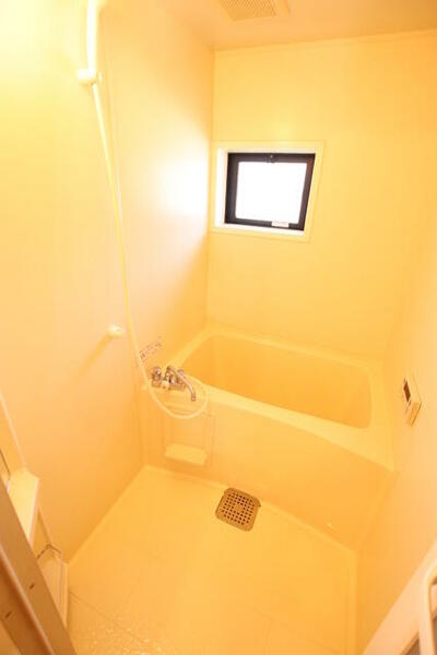 画像5:追焚機能、換気窓付きのバスルーム