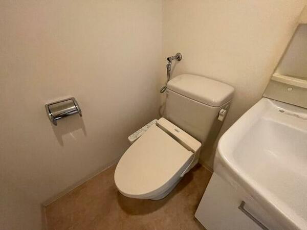 画像12:ウォシュレット機能がついたトイレです。安心して使用できますね