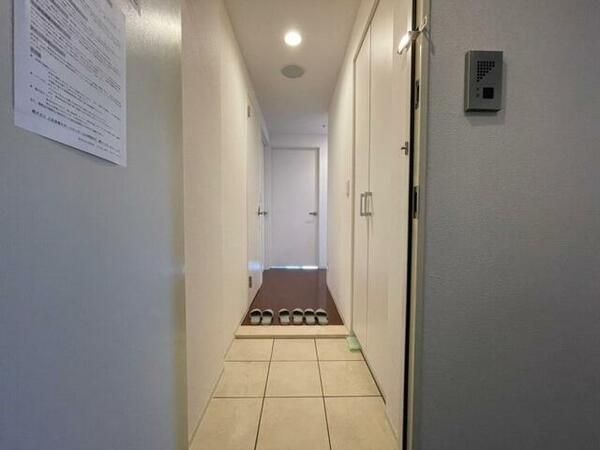 画像8:玄関です。白を基調としていて清潔感があります！