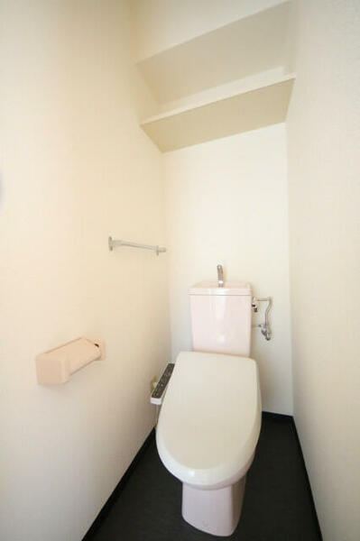 画像7:清潔感のある爽やかなトイレ。誰もがリラックスできる空間です。
