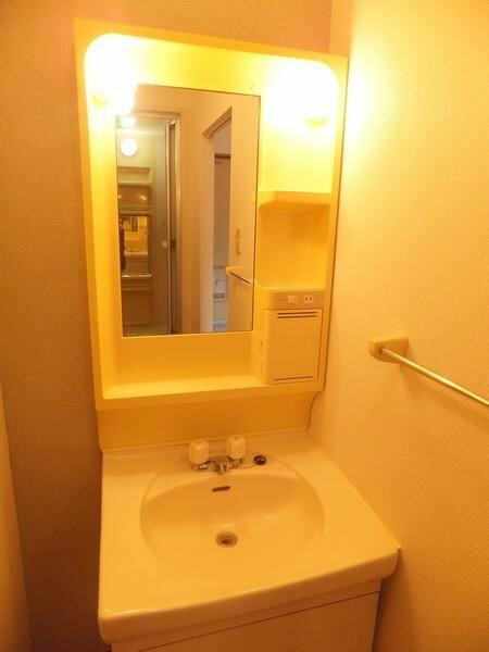 画像8:★大きな鏡と小物置きがある使い勝手の良い洗面台です★