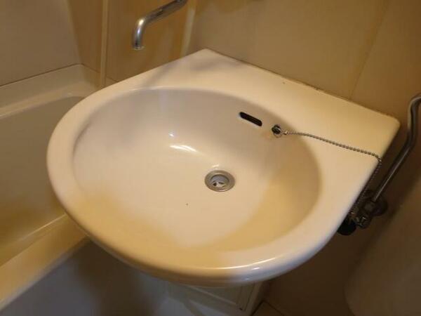画像7:お風呂と一体化の洗面台、シャワーと歯磨き一緒にできます。