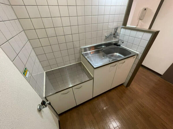 画像4:キッチンは白色のタイルで清潔感がありますね。