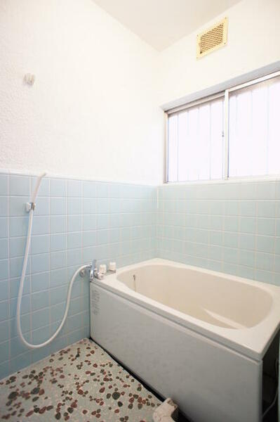画像6:バスルームは浴槽付なので、ゆったり湯船につかれますね♪