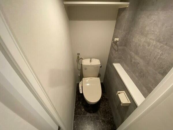 画像12:トイレの上には物を置くスペースもあるので便利です。