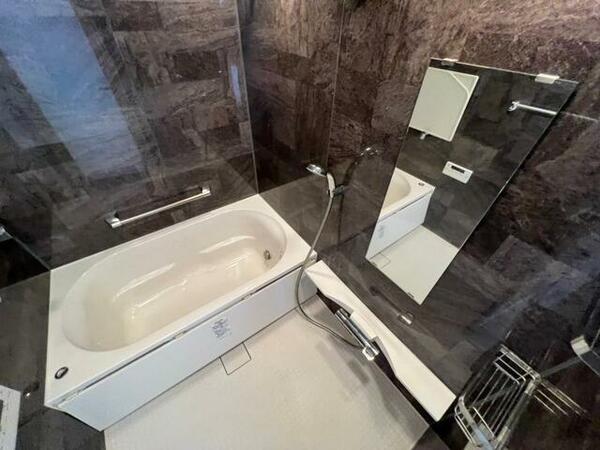 画像6:バスルームは狭すぎず、シャワーも浴びやすそうです。