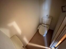画像8:温水洗浄暖房便座付きトイレ