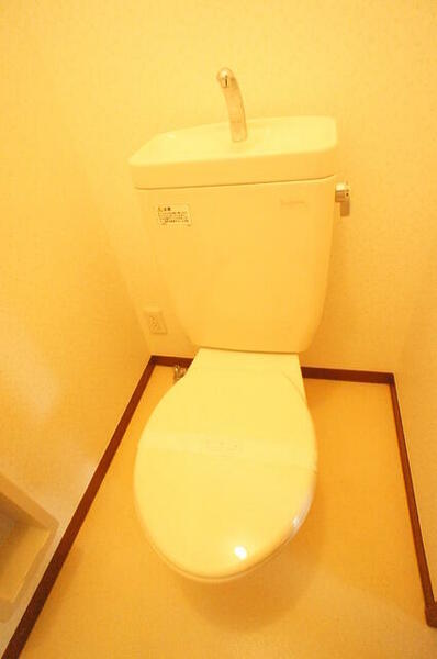 画像4:洋式トイレ。廊下にお手洗いあります。