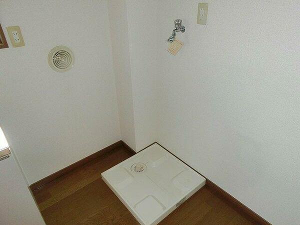 画像7:防水パンつきの室内洗濯機置き場です
