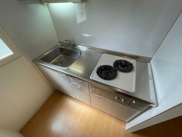 画像4:コンロ設置済みのキッチンです。開通してすぐに使用できますね！