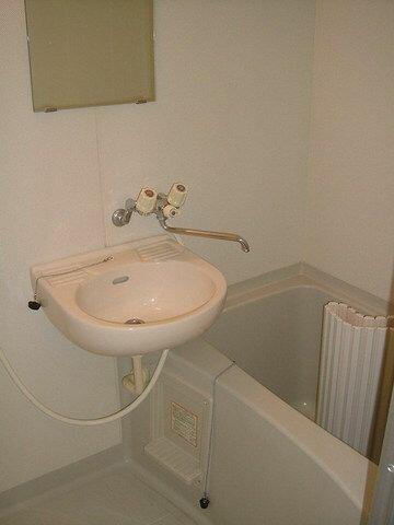 画像11:バスルームに洗面台があります