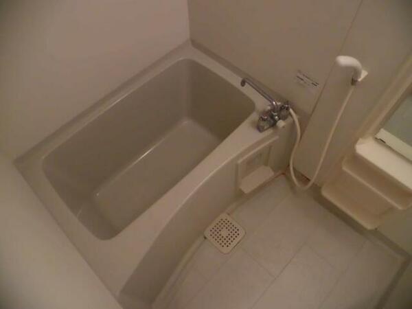 画像16:清潔感のある白いお風呂、ゆったり浸かってリフレッシュ