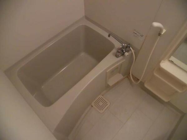 画像6:清潔感のある白いお風呂、ゆったり浸かってリフレッシュ