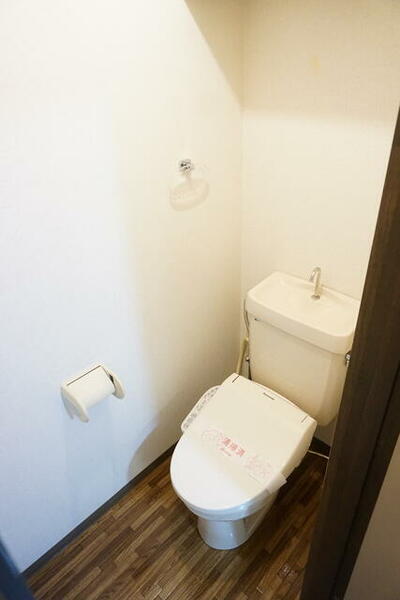 画像10:洗浄便座付きのトイレです。