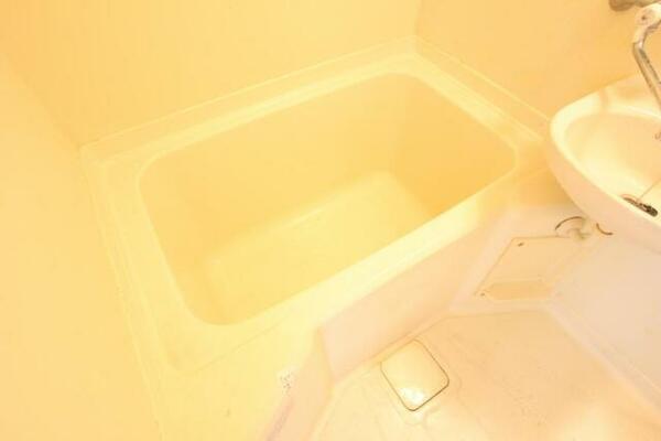 画像6:清潔感のある白いお風呂、鏡が便利です。