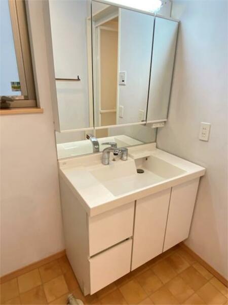 画像3:身支度に便利な３面鏡の洗面台です