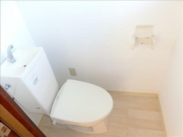 画像6:個室トイレです