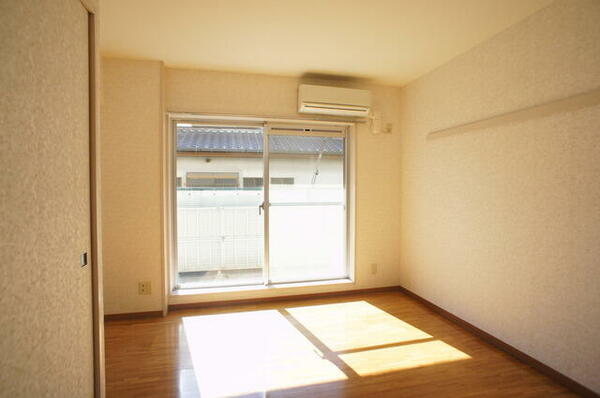 画像11:南向きで日当たり良好なお部屋！暖かな日差しが入ります♪