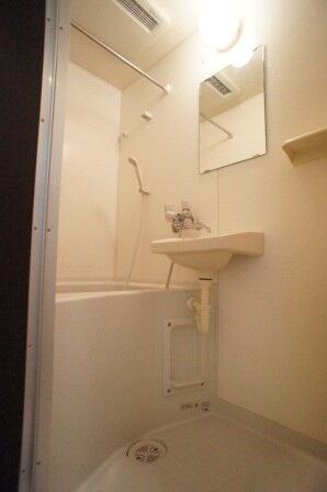 画像6:機能的で清潔感のある洗面所と一体型のバスルーム