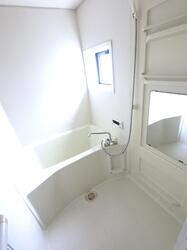 画像5:バスルーム　換気・採光窓付き