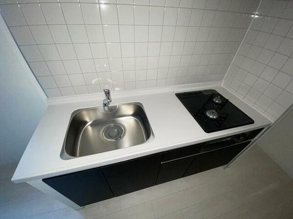 画像4:キッチンはシックなデザインでした。洗い場も大きい。