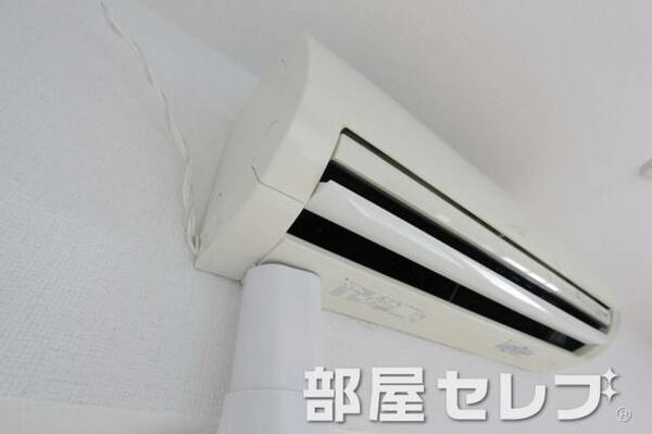 画像12:冷暖房エアコン。