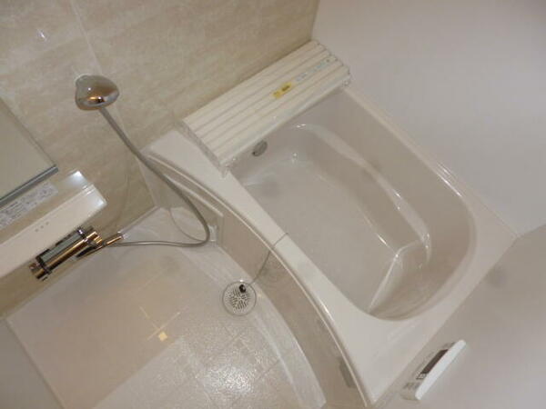 画像7:便利な浴室乾燥機・鏡付きのバスルーム