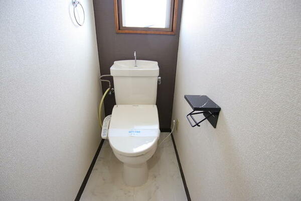 画像10:窓のある換気のできるトイレ。洗浄機能付き。