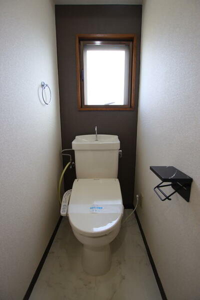 画像8:窓のある換気のできるトイレ。洗浄機能付き。
