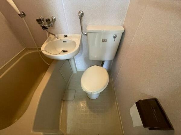 画像12:トイレです。ユニットバスになってますのでコンパクト。