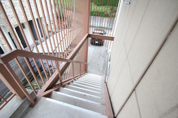 画像8:階段。手すりがあるので安心。