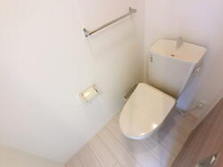 画像8:温水洗浄便座付きトイレです。
