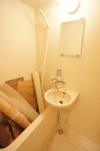 画像8:ミニ洗面台と一体型のバスルームです