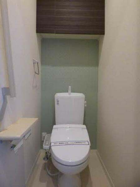 画像9:トイレは、暖房洗浄便座が付いてます。上部には、棚も付いているので、トイレットペーパーなどが保管できま